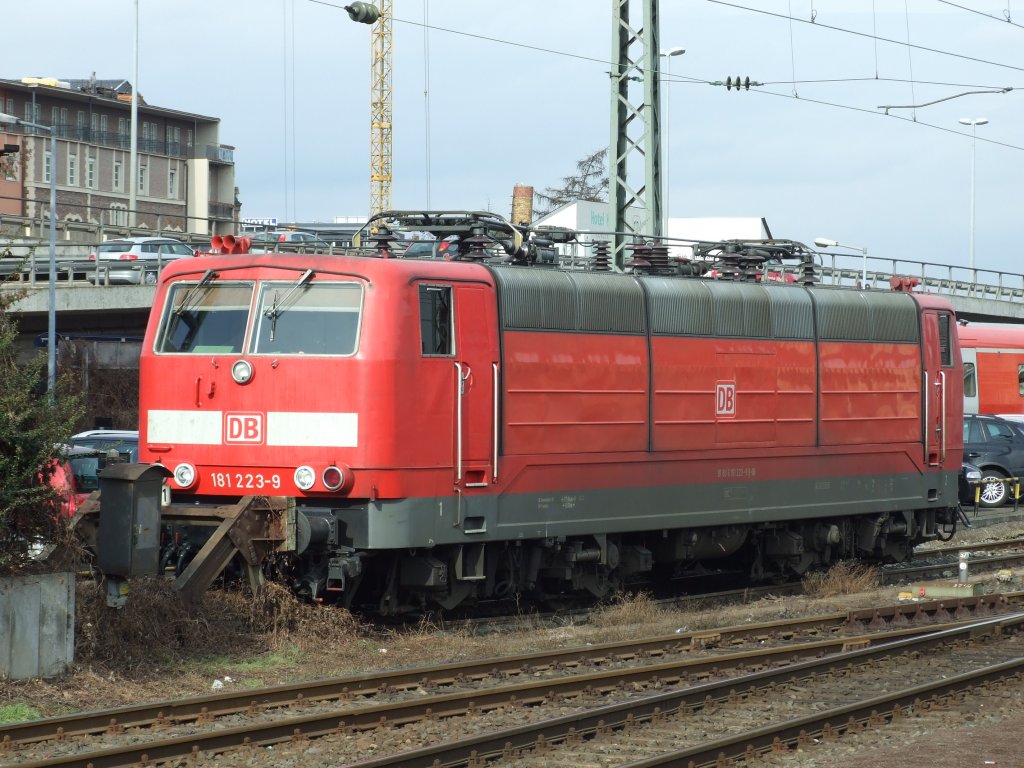 Nebst der hier stehenden 181 223 verrichteten im heutigen Lnderberschreitenden IC-Dienst nach Luxemburg die Schwestern 220 und 215 ihren Dienst.
181 223 steht hier auf einem Abstellgleis im Koblenz Hbf und wartet auf weitere Dienste.
Koblenz, der 22.2.2010