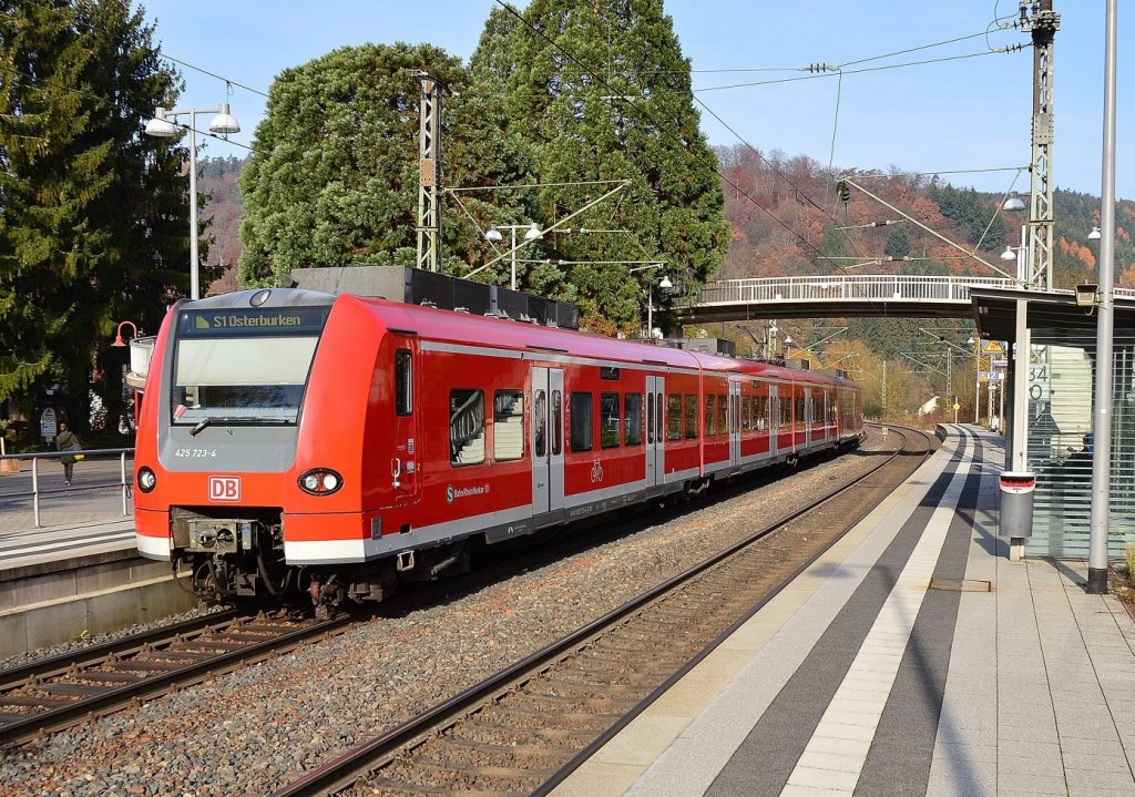 Neckargerach Gleis 1 soeben ist der Triebwagen 425 723-4 eingefahren und macht sich auf nach Osterburken....18.11.2012