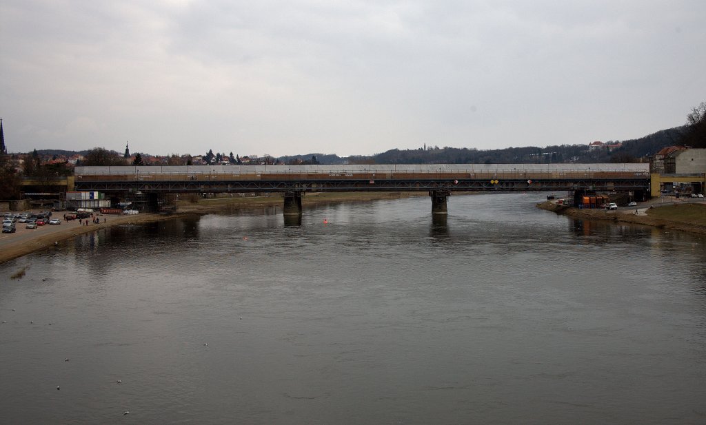 Nein , hier war nicht Christo am Werk, es ist auch kein Aprilscherz, die Elbbrcke Meien ist aktuell verhllt , da sie im Zuge des Ausbaus der Linie S1 saniert wird und wohl wieder zweigleisig befahrbar werden soll.  01.04.2013  15:52 Uhr 