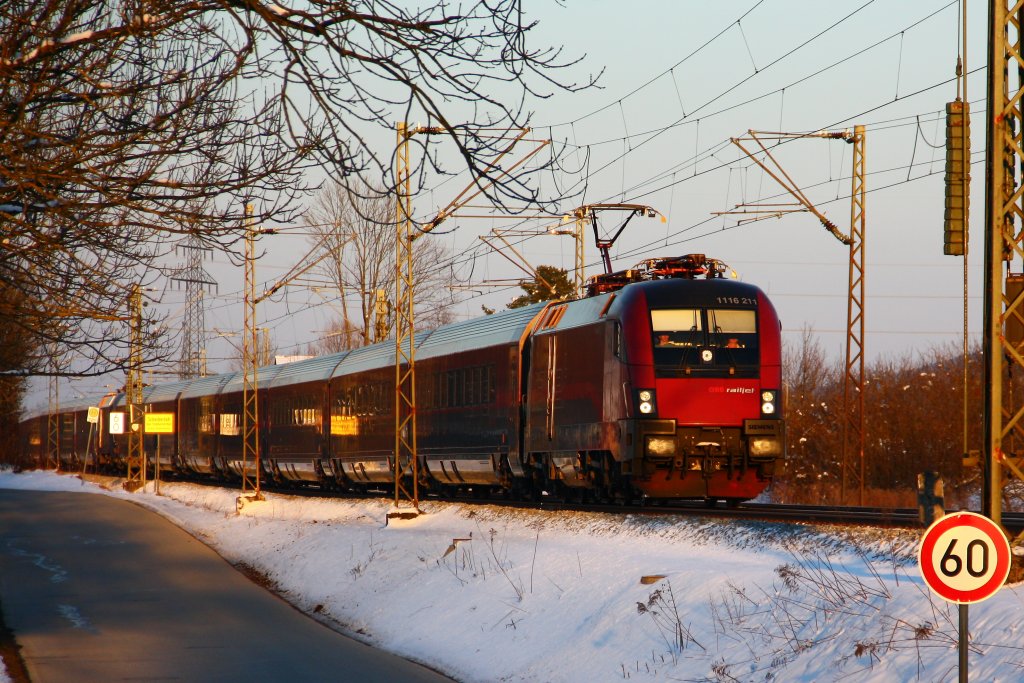 Nein, die  60  gelten nicht fr den Railjet mit 1116 211, der bei Stephanskirchen im letzten Sonnenlicht Richtung Innsbruck rollt - 10/02/2013