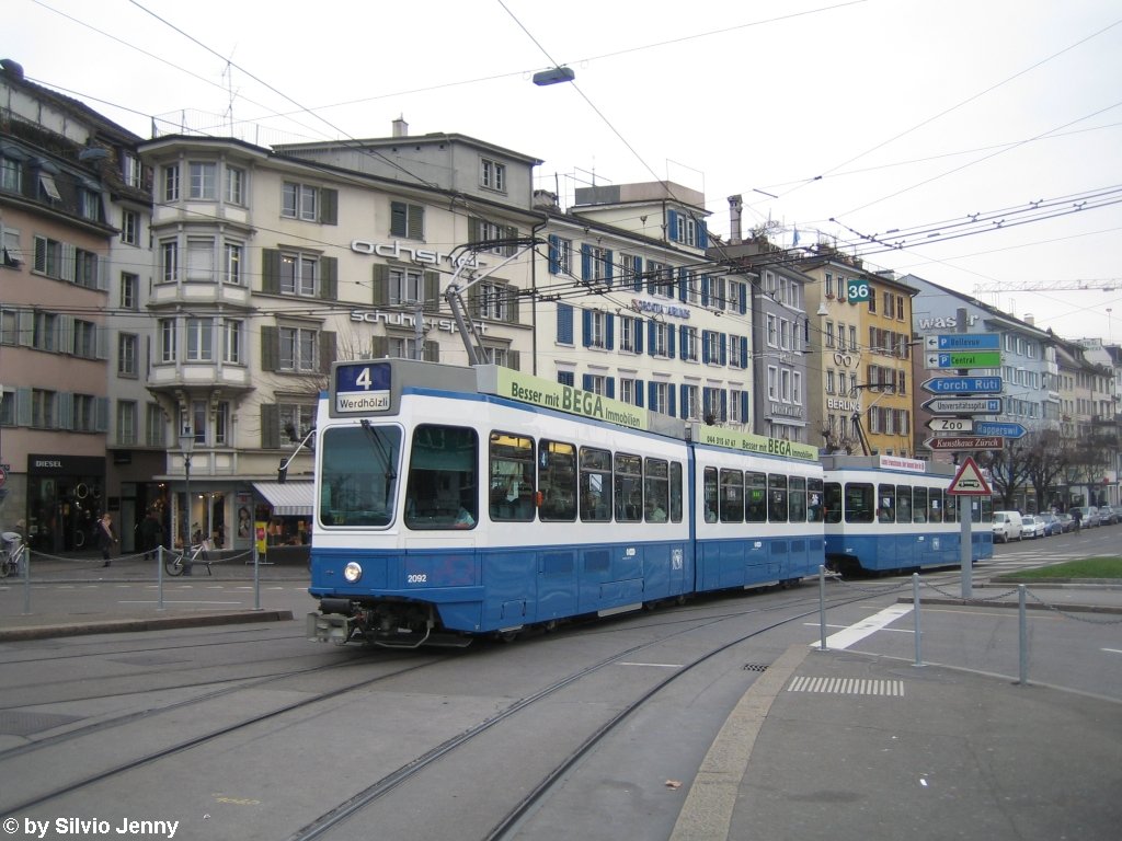 Nein, dieses Bild ist nicht schief, denn die Trams, die durchs Limmatquai fahren mssen vor dem Central eine Steigung hochfahren, so auch der Pony-Zug Be 4/6 Nr.2092+2417 am 17.12.09