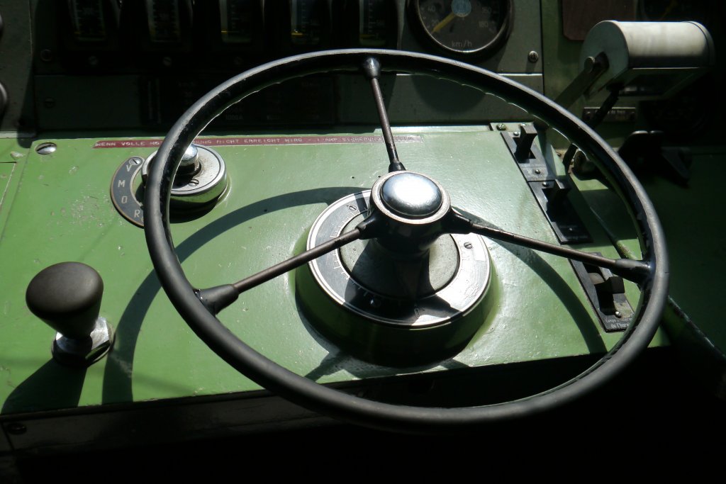 Nein, das ist kein Lenkrad eines Autos, sondern das Handschaltrad der 181 001. (DB Museum Koblenz-Ltzel, 24.07.12)