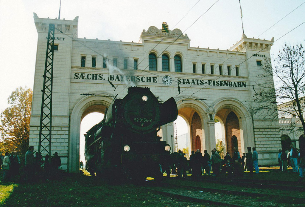Nein, keine Fotomontage. Im Oktober 2000 stand mit der Leipziger Museumslokomotive 52 8154-8 letztmalig ein Schienenfahrzeug unter dem Portikus des Bayerschen Bahnhofes zu Leipzig. Kurz darauf begannen die Bauarbeiten zum Citytunnel, der nun in diesem Jahr seiner Fertigstellung entgegensieht. Eingescanntes Foto.