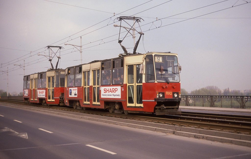 Nein, keine Tatra Tram, wie auch ich lange glaubte. Diese Straenbahn
wurde in Polen gebaut.Sie firmiert unter der Bezeichnung Konstal 105.
Als ich sie am 27.4.1991 in Warschau fotografierte, damals noch mit einge-
legtem Dia Film, wusste ich noch nichts von diesem Typ und ordnete die
Bahn zunchst als  Tatra  ein. Aber, man lernt ja schlielich dazu.
