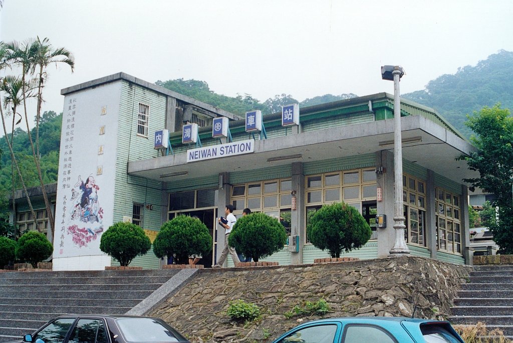 Neiwan Station von der Strassenseite gesehen am 20.Mai 2005.