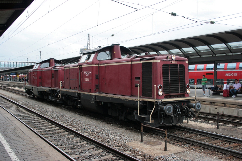 NeSA-Doppelpack V100 1041 und V100 2335 warten am 24.08.2012 abfahrbereit in Ulm Hbf.