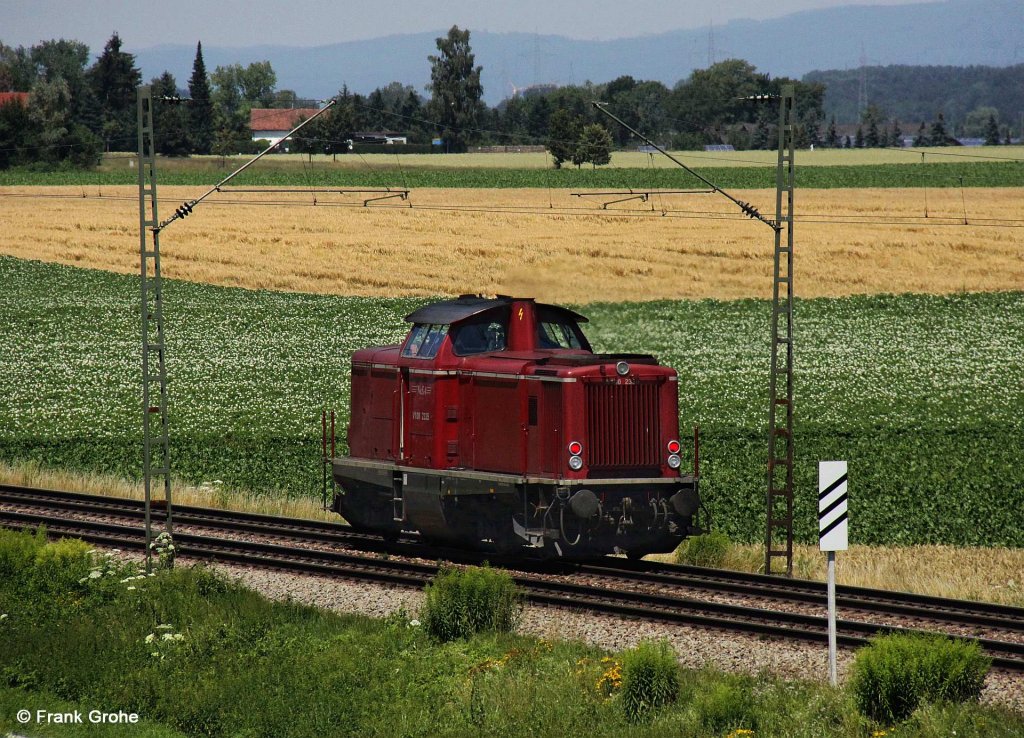 NeSA V 100 2335 ex DB 213 335-3 auf Leerfahrt Richtung Regensburg, KBS 880 Passau - Regensburg, fotografiert bei Strakirchen am 29.06.2011 -->  Die Lok der Neckar-Schwarzwald-Alb mbH wurde 1966 von MaK mit der Fabriknummer 1000382 gebaut.