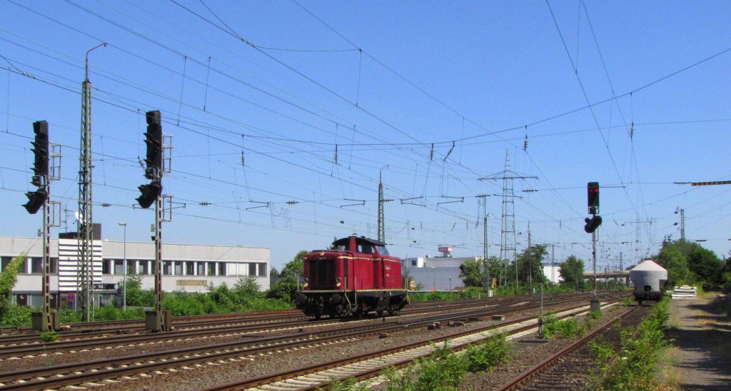 NeSa V100 1041 (211 041-9) als Tfzf Richtung Bingen, in Mainz-Mombach; 16.07.2010