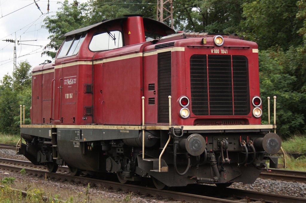 NeSA V100 1041 am 13.8.11 als Lz bei der Durchfahrt durch Ratingen-Lintorf.
Gru an den Tf!