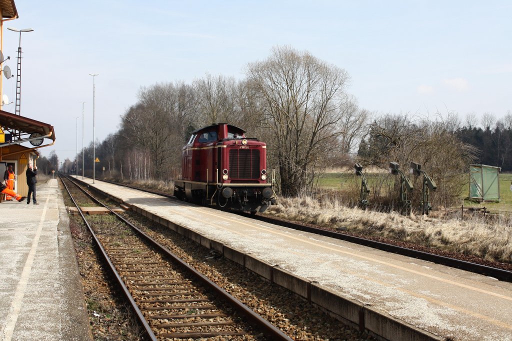 NeSA V100 1041 durchfhrt am 23.03.10 den Bahnhof Hrlkofen an der KBS 940 Richtung Mnchen.