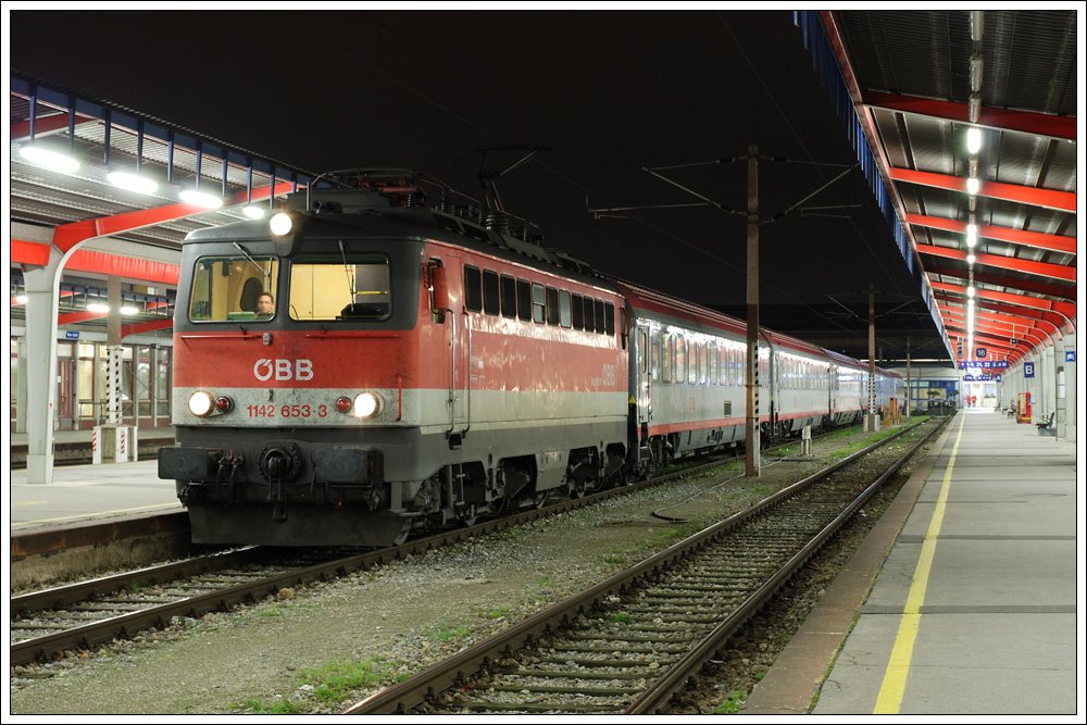 Nett dann am Abend, dass ich in Wien Sd noch eine 1142ger vor die Linse bekam. 1142 643 bespannte den OIC 753 nach Graz. Sie war somit die letzte 1142ger, die den Wiener Sdbahnhof verlassen hat. (12.12.2009)