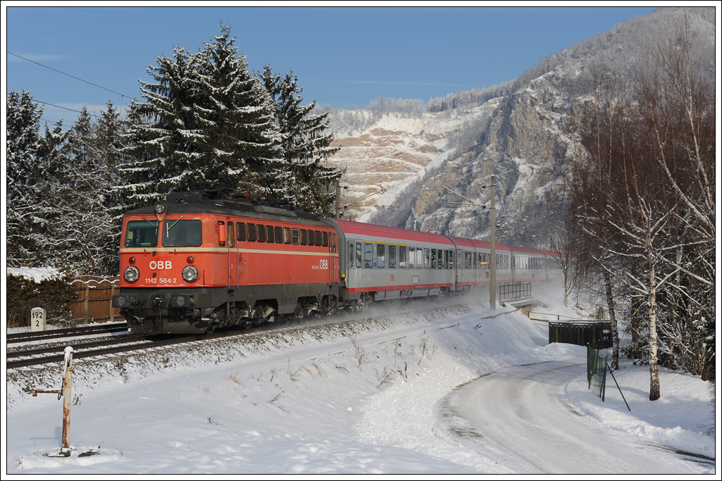 Nett war die Bespannung des IC 519 von Salzburg Hbf nach Graz Hbf am 19.12.2010. Ab Selzthal bespannte ihn die altwrtige 1142 564. Die Aufnahme entstand kurz nach dem Bahnhof Peggau-Deutschfeistritz.