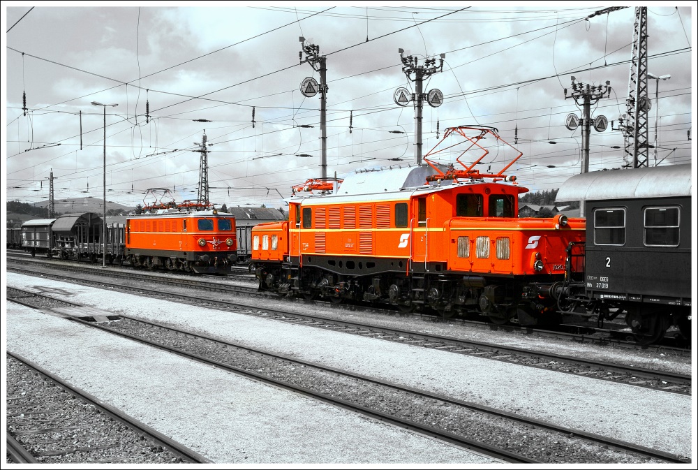 Nette Gegenüberstellung der beiden E-Loks 1020 037 und  1141.21, welche gerade zuvor mit Sammler 91640 von Freistadt nach Summerau unterwegs war.  
Summerau 9.8