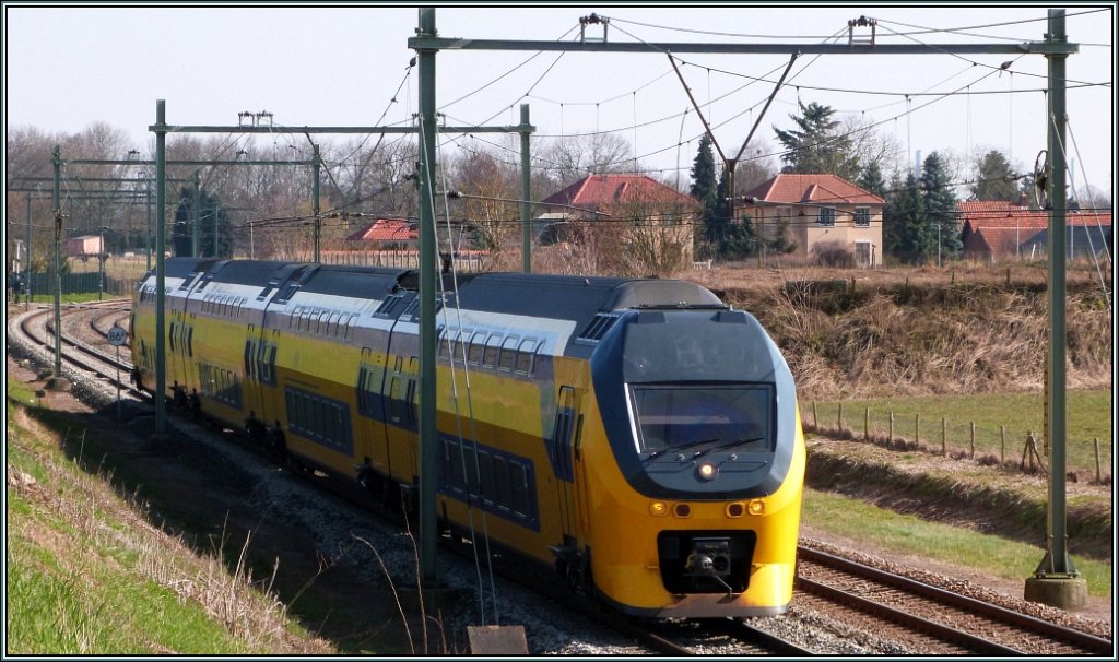 Nette Gre aus den Niederlanden,ein paar Impressionen aus Roermond vom April 2013.
Ein Triebwagen (VIRM) ist auf der Strecke unterwegs nach De Weert.

