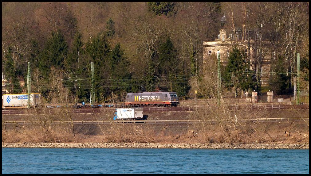 Nette Gre vom Linz am Rhein. Eine Hectorrail Lok macht sich mit ihrer Gtefracht auf in Richtung Sden. Festgehalten Anfang Mrz bei Remagen.