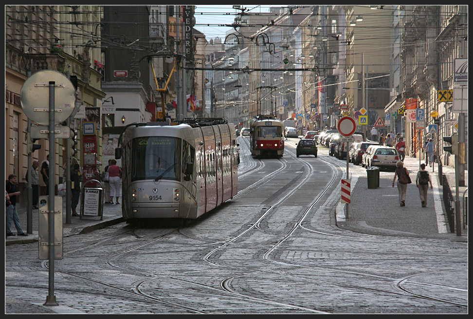 Neu und alt - 

Straßenbahnverkehr in der Milady Horákové in Prag. 

09.08.2010 (M)