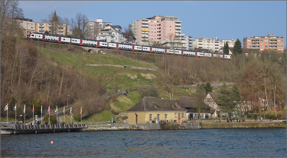 Neu auf der Strecke Schaffhausen-Zrich sind die KISS. An dieser Stelle passt er genau in die baumfreie Zone. Oben Neuhausen am Rheinfall, April 2013.