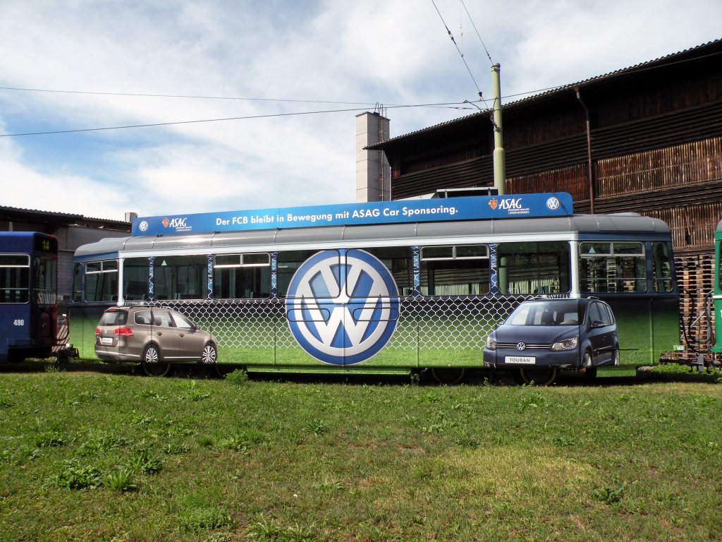Neu hat der Anhnger mit der Betriebsnummer 1480 eine Vollwerbung fr VW Autgomobile. Die Aufnahme entstand am 06.09.2011 in der Schlaufe in Pratteln.