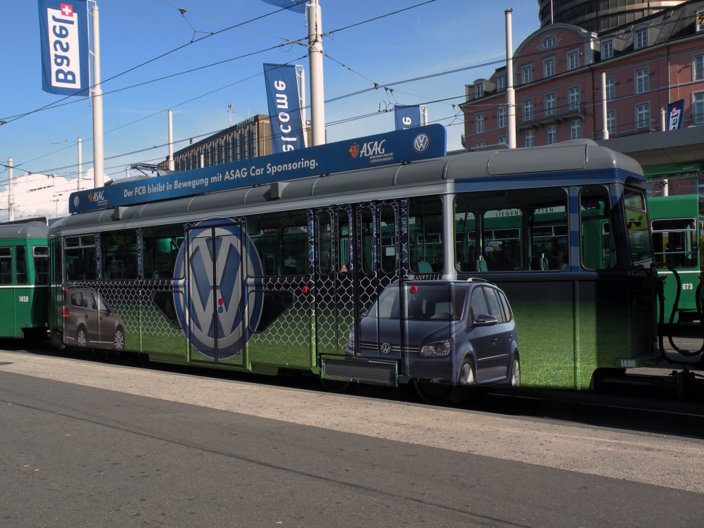 Neu hat der B4 1480 eine Vollwerbung fr VW Modelle. Die ASAG ist ein sponsor des FC Basel, darum hngt der Wagen auch am Be 4/4 490 der die Farben des FC Basel trgt. Die Aufnahme stammt vom 25.09.2011.