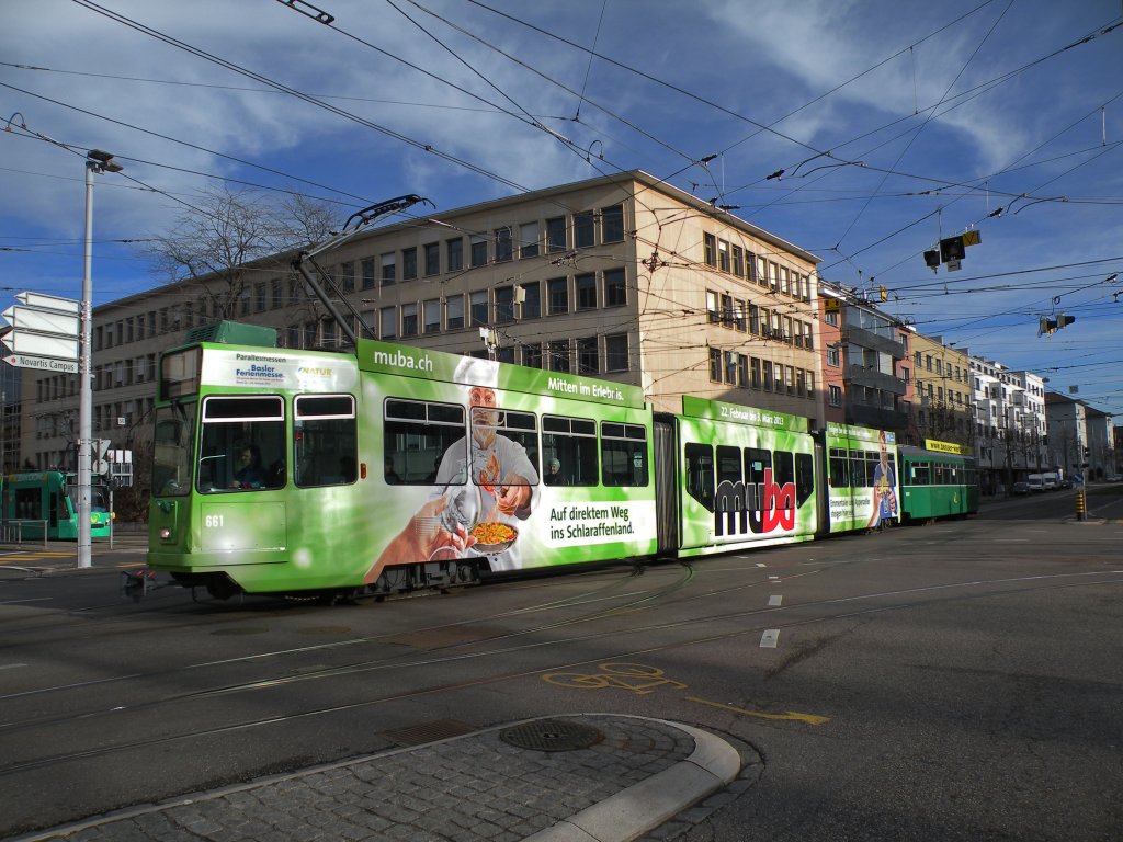 Neu hat der Be 4/6 S mit der Betriebsnummer 661 zwei neue Gesichter auf der linken Seite erhalten. Hier fhrt der Wagen zur Haltestelle Dreirosenbrcke auf der Linie 1. Die Aufnahme stammt vom 24.12.2012.