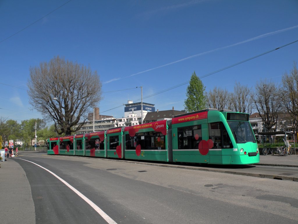 Neu hat der Combino 308 fast eine Vollwerbung. An den Seiten kleben viele rote Punkte, die fr die Krankenkasse Sympany werben. Die Aufnahme entstand an der Haltestelle Kleinhningen am 03.04.2011.