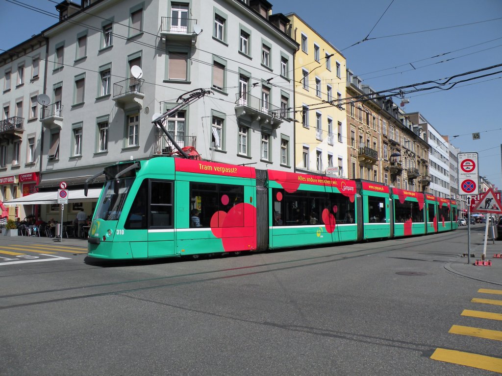 Neu hat der Combino 308 fast eine Vollwerbung. An den Seiten kleben viele rote Punkte, die fr die Krankenkasse Sympany werben. Die Aufnahme entstand am Claraplatz in Basel am 10.04.2011.