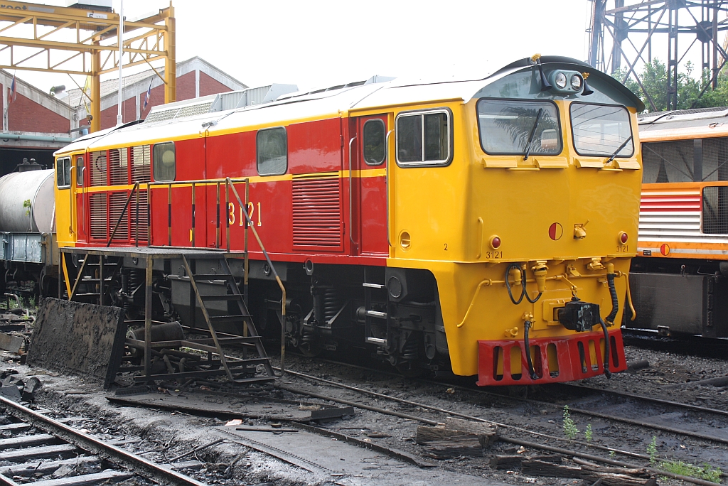 Neu lackiert zeigt sich die 3121 (Krupp, Bj.1969, Fab.Nr. 5010) am 15.November 2012 im Depot Thon Buri. 

