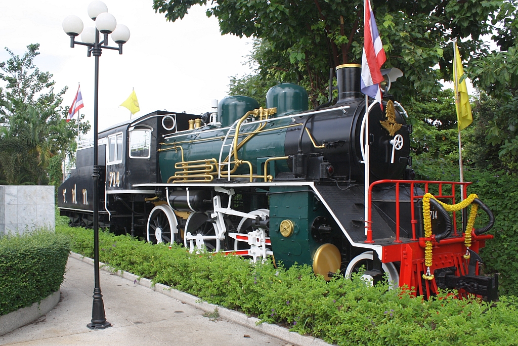 Neu lackiert zeigt sich die SRT 714 (ex JNR C56.16, 1'C-h2, Hitachi, Bauj. 1935, Fab.Nr. 629) am 24.Juli 2012 im der Hua Lamphong Station. 

