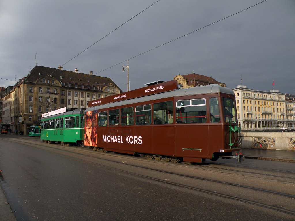 Neu macht der B4 1469 Werbung fr den Designer Michael Kors. Michael Kors stellt seine neue Kollektion an der Basel World aus. Die Aufnahme stammt vom 28.02.2012.