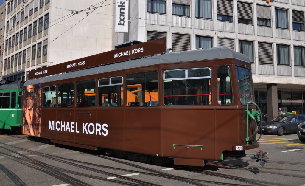 Neu macht der B4 1490 Werbung fr den Designer Michael Kors. Michael Kors stellt seine neue Kollektion an der Basel World aus. Die Aufnahme stammt vom 22.02.2012.