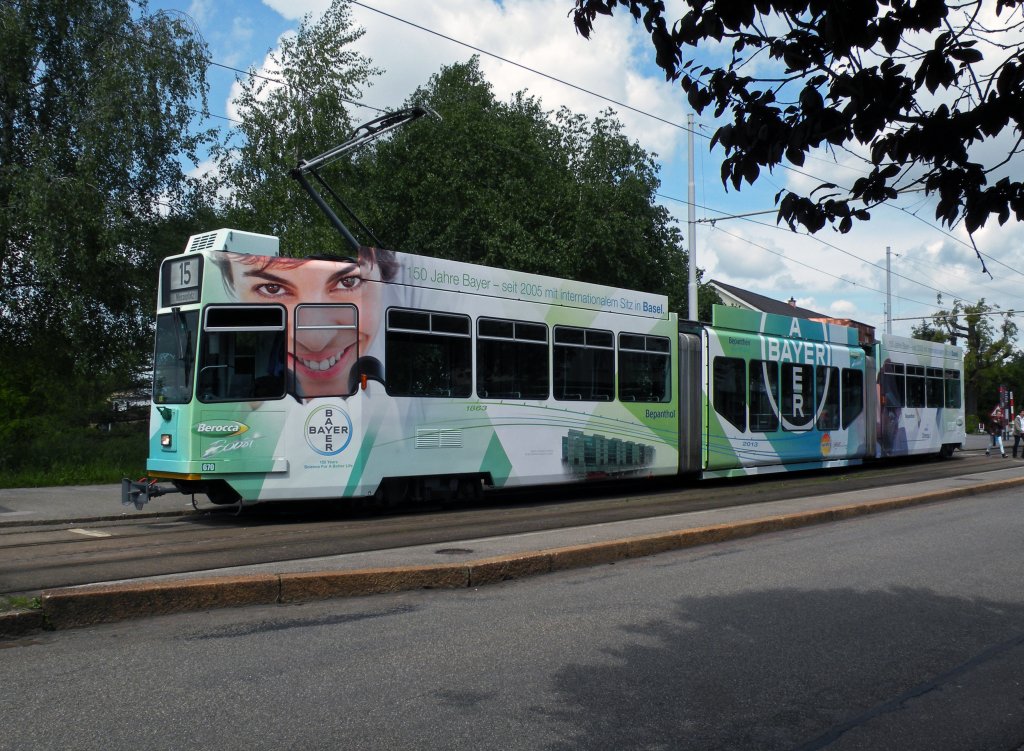 Neu macht der Be 4/6S 670 Werbung fr die Firma BAYER, die ihr 150 Jhriges Bestehen feiert und seit 2005 in Basel ansssig ist. Hier steht der Wagen an der Endhaltestelle der Linien 15/16 auf dem Bruderholz. Die Aufnahme stammt vom 02.06.2013.