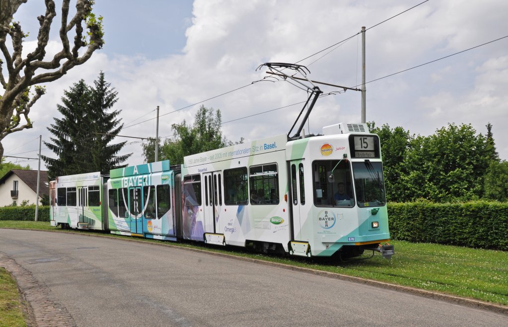 Neu macht der Be 4/6S Werbung fr die Firma BAYER, die ihr 150 jhriges Bestehen feiert und seit 2005 in Basel ansssig ist. Hier fhrt der Wagen zur Haltestelle Airolostrasse auf der Linie 15. Die Aufnahme stammt vom 12.06.2013.