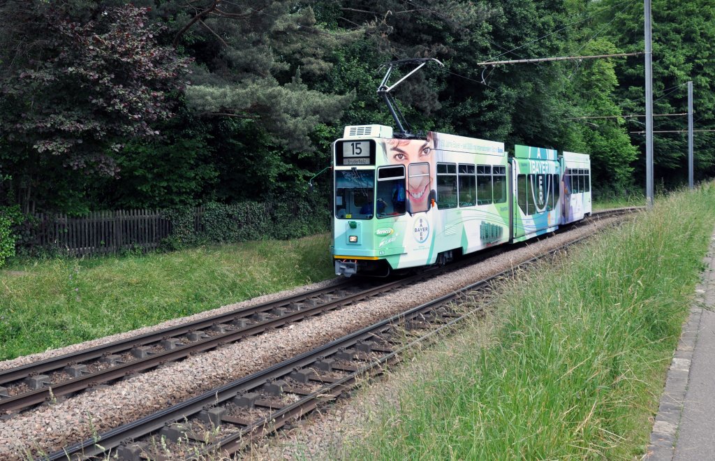 Neu macht der Be 4/6S Werbung fr die Firma BAYER, die ihr 150 jhriges Bestehen feiert und seit 2005 in Basel ansssig ist. Hier fhrt der Wagen zur Haltestelle Lerchenstrasse auf der Linie 15. Die Aufnahme stammt vom 12.06.2013