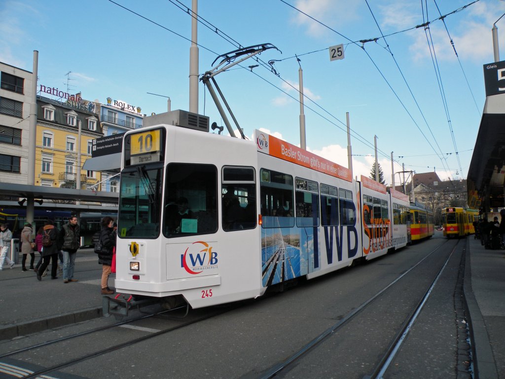 Neu macht der Be 4/8 245 Werbung fr die IWB. Hier stehtr der Wagen am Bahnhof SBB auf der Linie 10. Die Aufnahme stammt vom 30.11.2012.