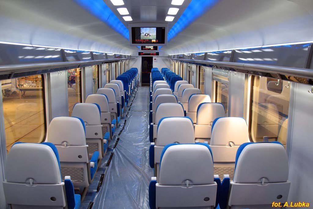 Neu Reisezugwagen der PKP-Intercity - Innenraum, Typ 158A von FPS-Cegielski Poznań, 10.10.2009 (Tag der offenen Tr in FPS)
