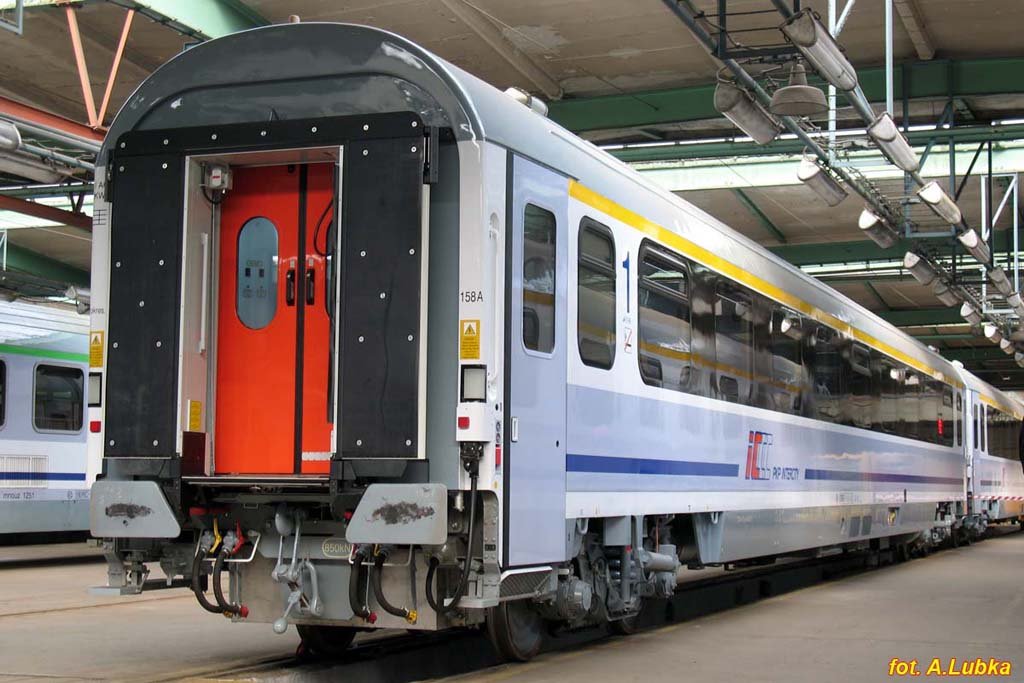 Neu Reisezugwagen der PKP-Intercity, Typ 158A von FPS-Cegielski Poznań, 10.10.2009 (Tag der offenen Tr in FPS)