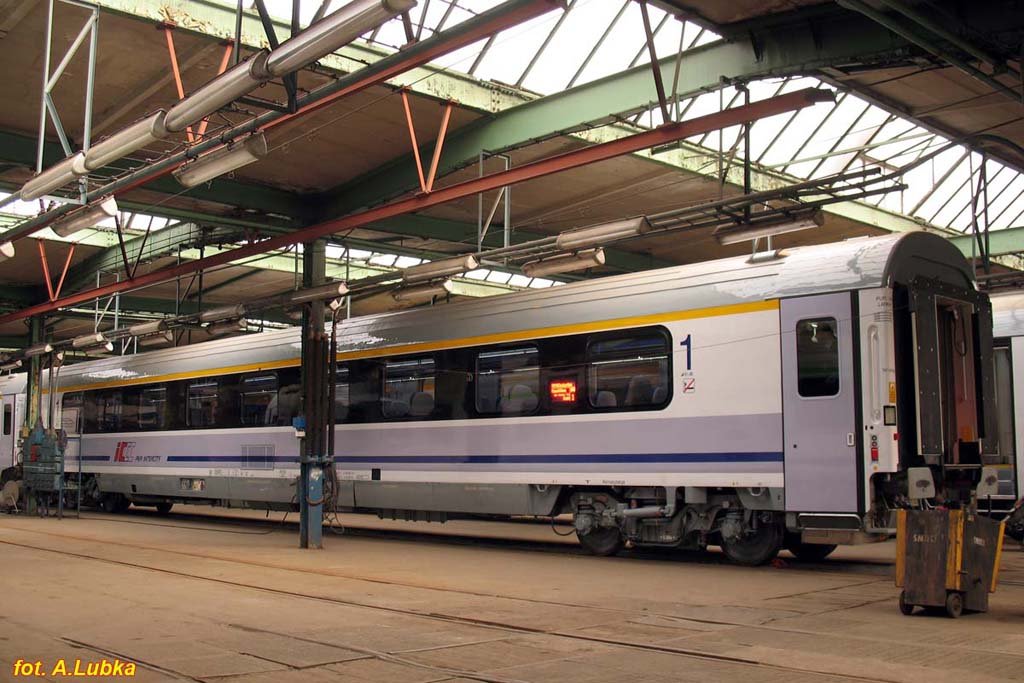 Neu Reisezugwagen der PKP-Intercity, Typ 158A von FPS-Cegielski Poznań, 10.10.2009 (Tag der offenen Tr in FPS)