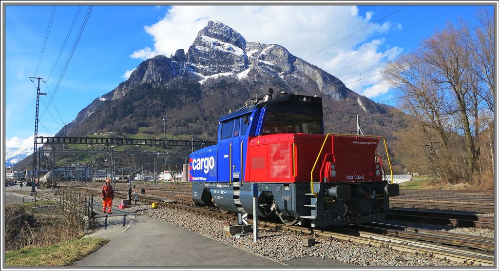 Neu ist in Sargans auch eine Stadler Hybridlok Eem 923 009-5 ttig. Auf dieser Aufnahme ist sie auf einem fahrdrahtlosen Gleis vor dem ehemaligen Lokdepot unterwegs. Im Hintergrund grsst der Gonzen 1830 m /M. (19.03.2013)