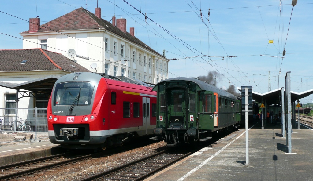 Neu trifft alt in Nrdlingen am 6.6.2010 zum Jubilum  175 Jahre deutsche Eisenbahn : 440 005 fhrt als RB nach Donauwrth und der Dampfzug als Sonderfahrt nach Dinkelsbhl.