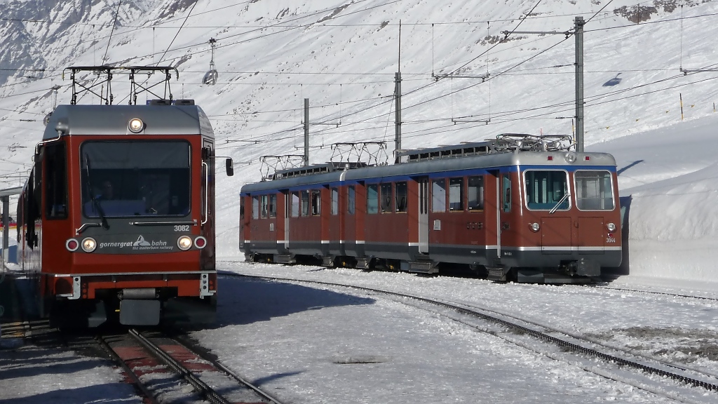 Neu trifft alt: Triebwagen 3082 kommt mit vielen Skilufern aus Zermatt, und Triebwagen 3044 wartet als Verstrkungszug zum Gornergrat, an der Station Riffelberg (14.3.2010)