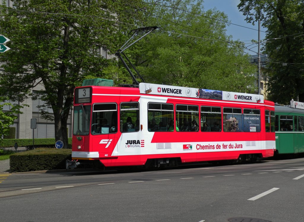 Neu wirbt der Be 4/4 482 fr die CHEMINS DE FER DU JURA. Das ist eine Eisenbahngesellschaft, die ein 74,3 Km langes, meterspuriges, Schienennetz betreibt. Hier fhrt der Wagen Richtung Haltestelle Aeschenplatz. Die Aufnahme stammt vom 05.05.2013.
