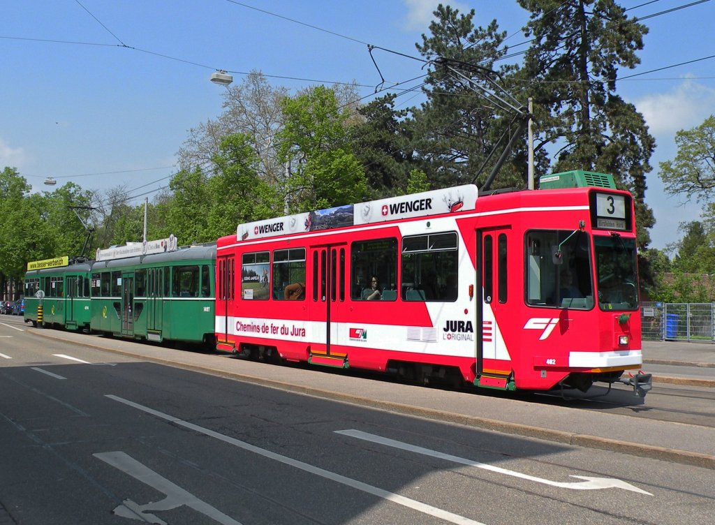 Neu wirbt der Be 4/4 482 fr die CHEMINS DE FER DU JURA. Das ist eine Eisenbahngesellschaft, die ein 74,3 Km langes, meterspuriges, Schienennetz betreibt. Hier steht der Wagen an der Haltestelle Strassburgerallee. Die Aufnahme stammt vom 05.05.2013