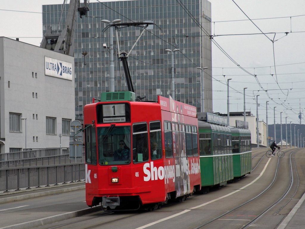 Neu wirbt der Motorwagen 495 fr das Einkaufen im St. Jakob-Park. Hier fhrt er in die Haltestelle Novartis Campus ein Die Aufnahme stammt vom 03.04.2010.
