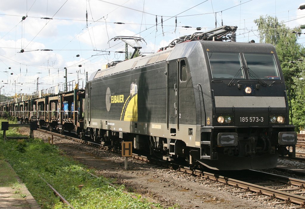 Neubauer 185 573 mit leeren Autozug am 15.7.10 in Duisburg-Entenfang
