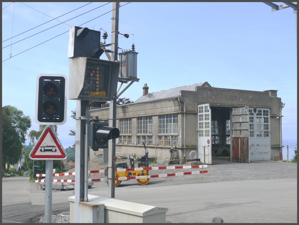 Neue und alte Signale beim Bahnbergang Thalerstrasse in Heiden. Im Hintergrund das jetzt gleislose, alte Depot der RHB. (07.06.2010)