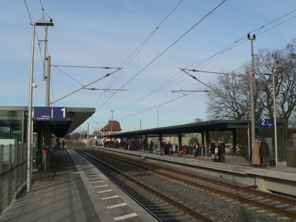 Neue Bahnsteige in Erkner: Blick in Richtung Berlin, rechts ganz hinten im Bild befindet sich der S-Bahnhof. 27.12.2009