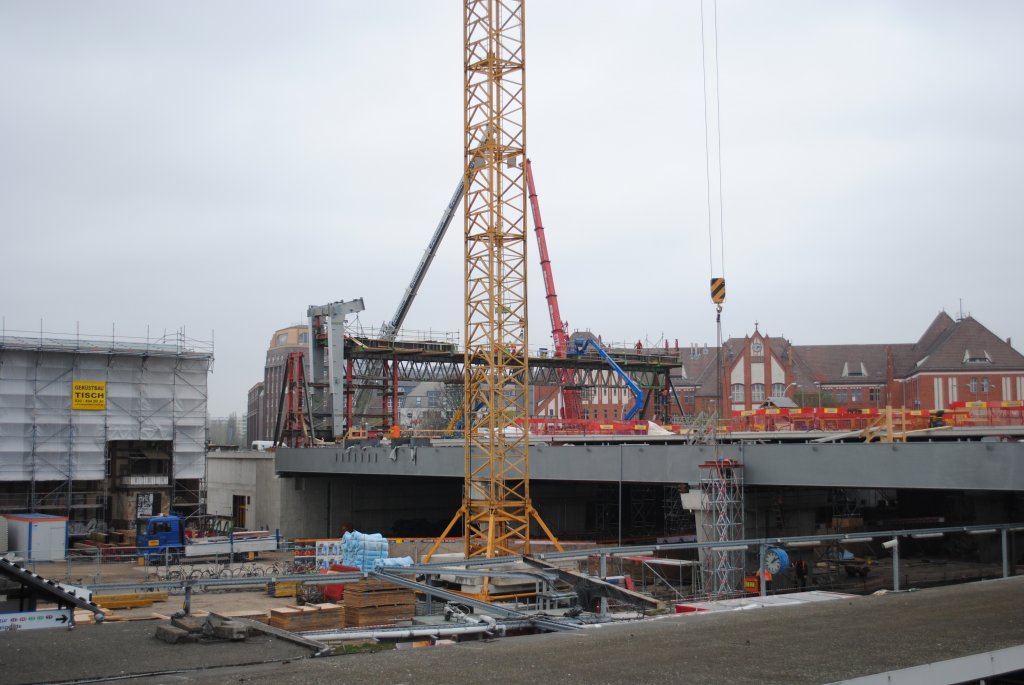 Neue Bauphase am Bf Berlin Ostkreuz ,auf dem Ringbahnsteig der Berliner S-bahn werden die Trger fr das Hallendach montiert.aufgenommen am 06.04.2011