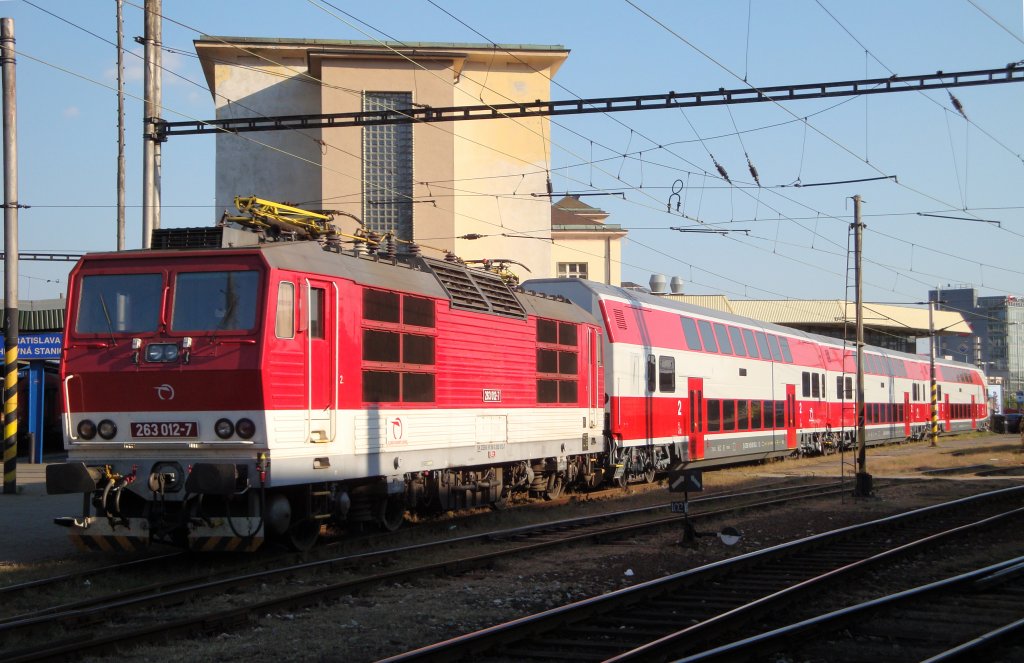 Neue Doppelstockeinheit der SSK mit E-Lok 263-012, abgestellt am 24.09.2011 an der Nebengleise des Preburger Hauptbahnhofes (Bratislava hl. st.)