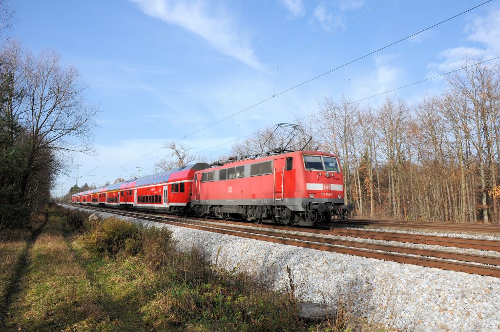 Neue Dosto, alte Lok: 111 052 schiebt am 21.11.09 in Haar den RE 300018 zum M�nchner Hbf