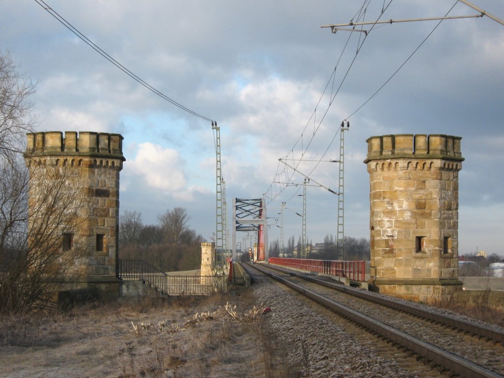 Neue Eisenbahnbrcke Torgau mit Widerlagertrmen. Leider bis heute nur eingleisig. 04.03.2010
(c) by Vico Schulze